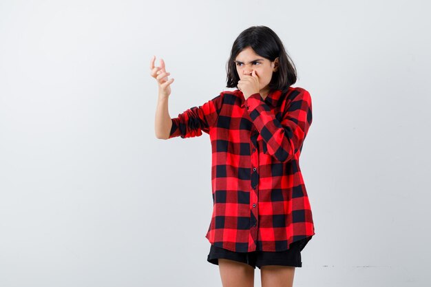 Jeune fille expressive qui pose en studio