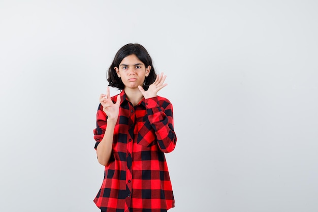 Jeune fille expressive qui pose en studio