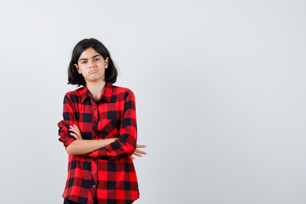 Jeune fille expressive qui pose en studio