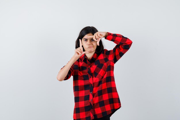 Jeune fille expressive qui pose en studio