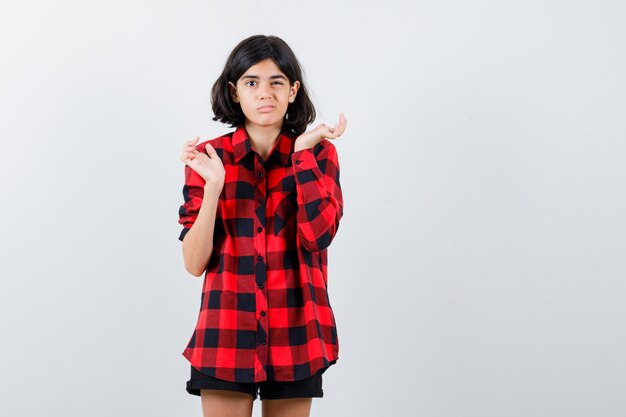 Jeune fille expressive qui pose en studio