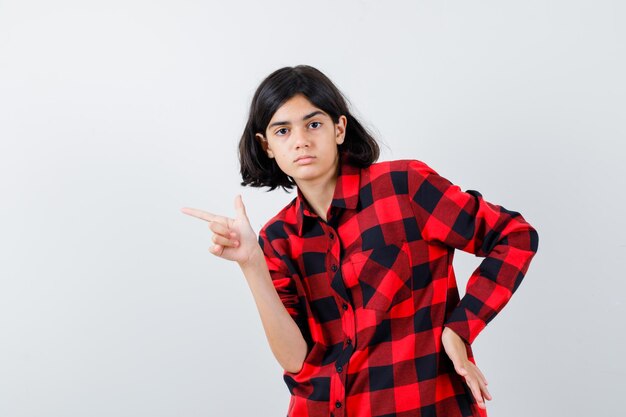 Jeune fille expressive qui pose en studio