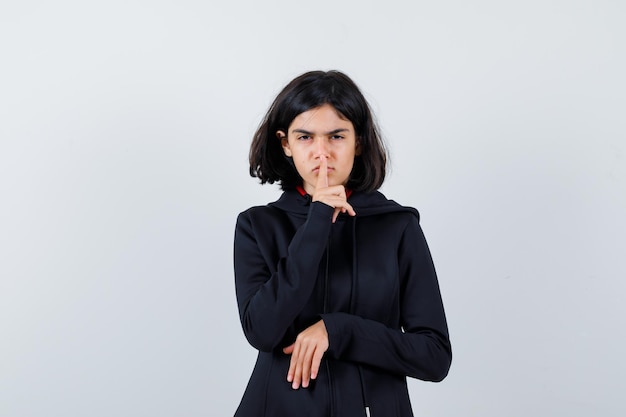 Jeune fille expressive qui pose en studio