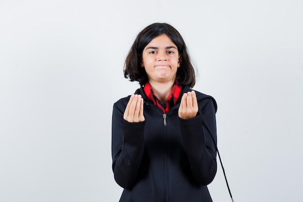 Jeune fille expressive qui pose en studio