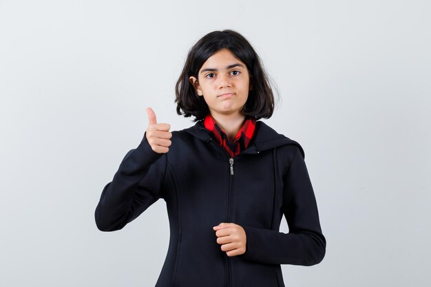 Jeune fille expressive qui pose en studio