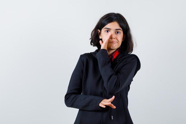 Jeune fille expressive qui pose en studio