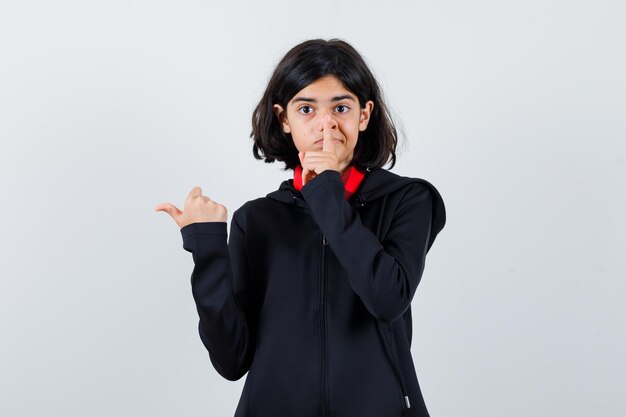 Jeune fille expressive qui pose en studio