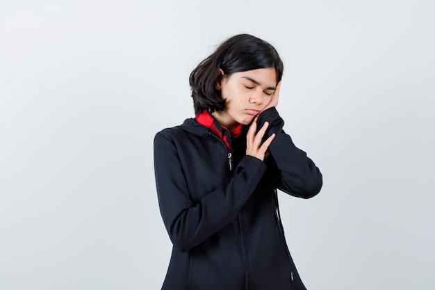 Jeune fille expressive qui pose en studio