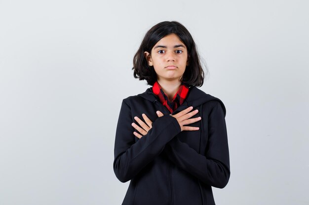 Jeune fille expressive qui pose en studio