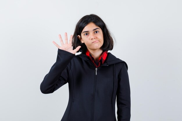 Jeune fille expressive qui pose en studio