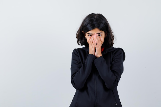 Jeune fille expressive qui pose en studio