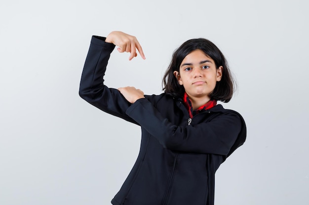 Jeune fille expressive qui pose en studio