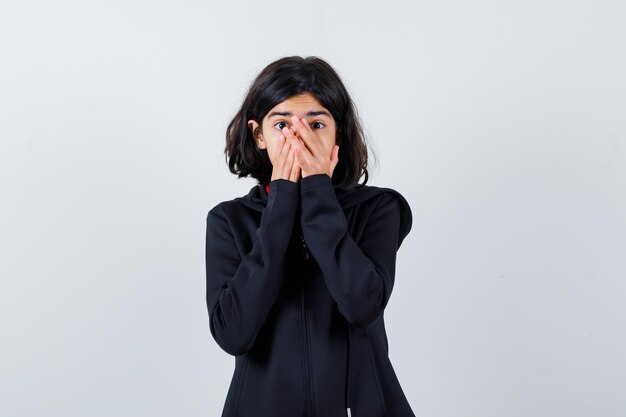 Jeune fille expressive qui pose en studio