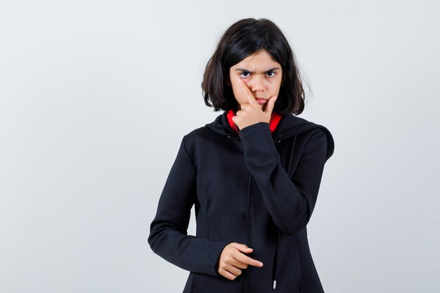 Jeune fille expressive qui pose en studio