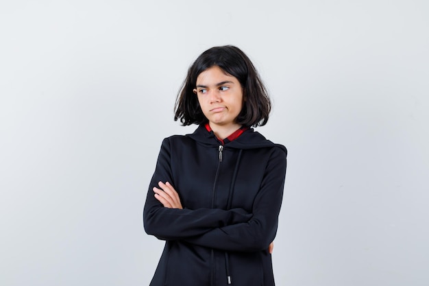 Jeune fille expressive qui pose en studio