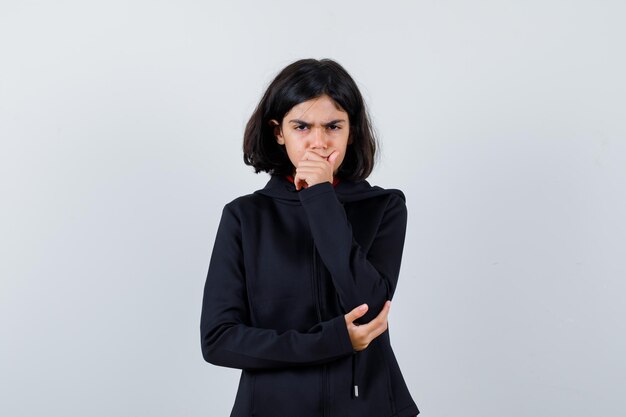 Jeune fille expressive qui pose en studio