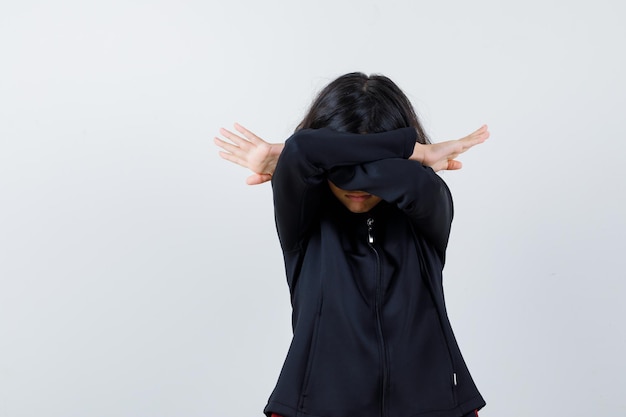 Jeune fille expressive qui pose en studio