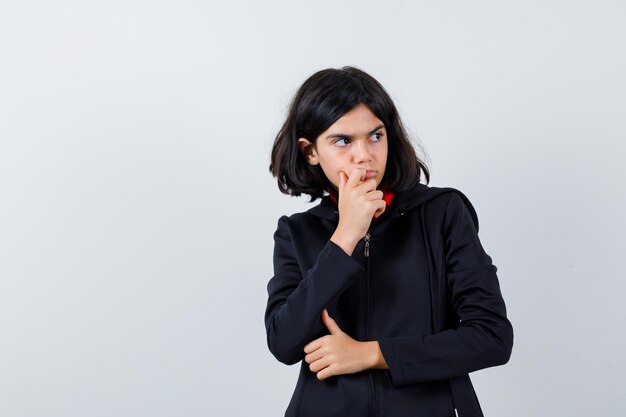 Jeune fille expressive qui pose en studio