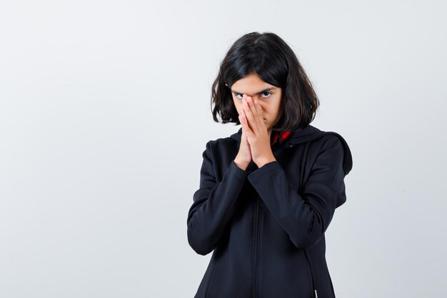 Jeune fille expressive qui pose en studio