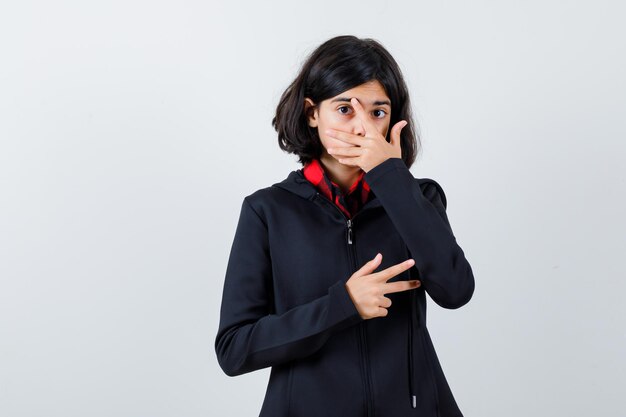 Jeune fille expressive qui pose en studio