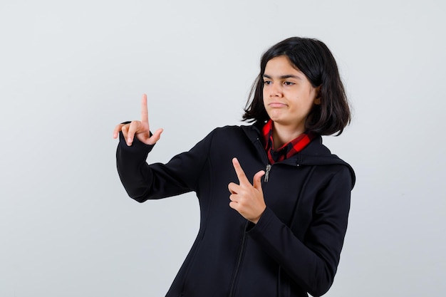 Jeune fille expressive qui pose en studio