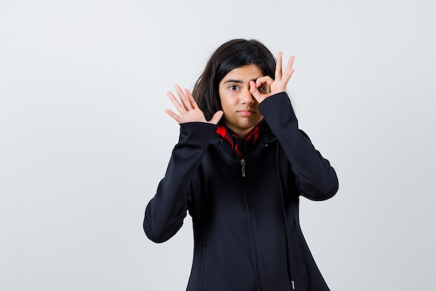 Jeune fille expressive qui pose en studio