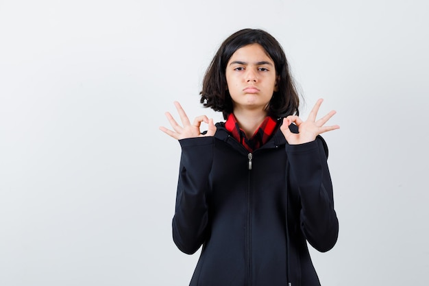 Jeune fille expressive qui pose en studio