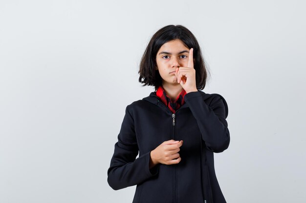 Jeune fille expressive qui pose en studio