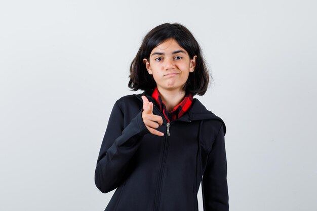 Jeune fille expressive qui pose en studio