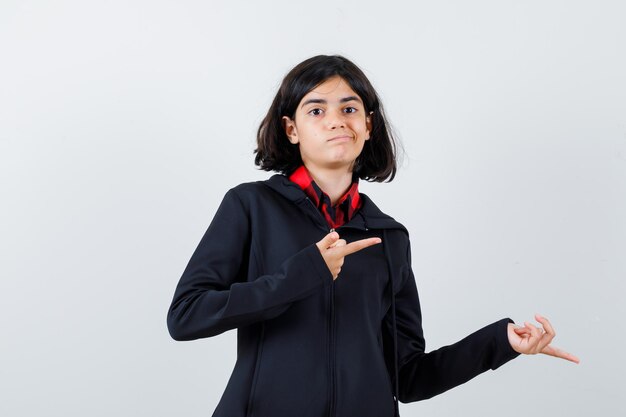 Jeune fille expressive qui pose en studio