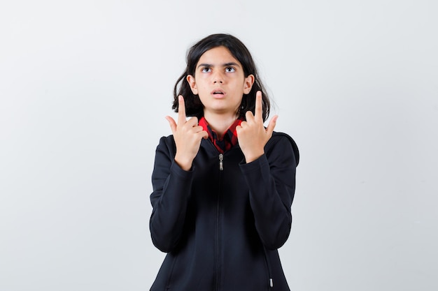 Jeune fille expressive qui pose en studio