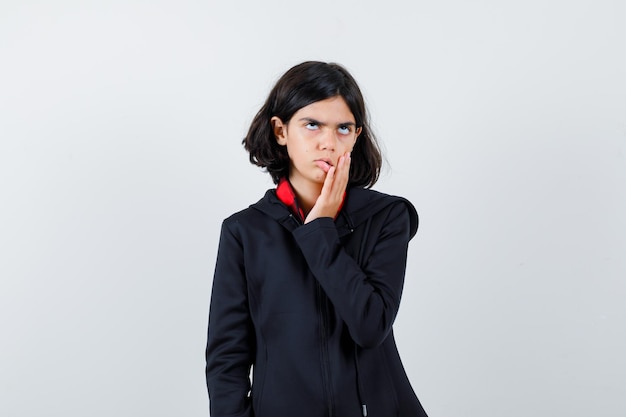 Jeune fille expressive qui pose en studio