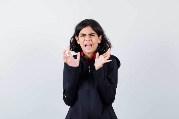 Jeune fille expressive qui pose en studio