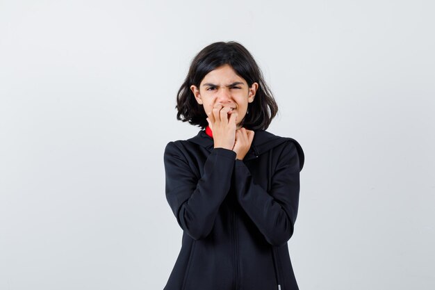 Jeune fille expressive qui pose en studio