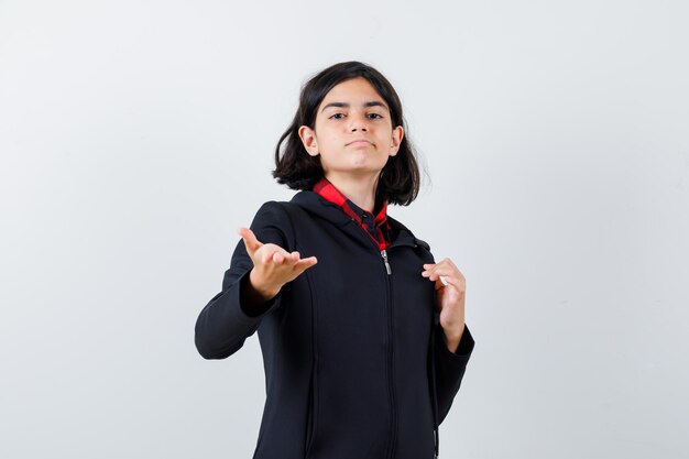 Jeune fille expressive qui pose en studio