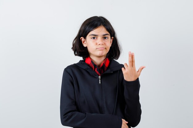 Jeune fille expressive qui pose en studio