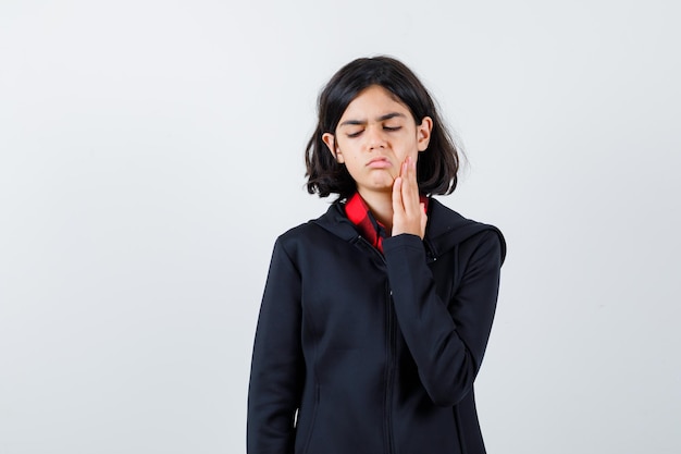 Jeune fille expressive qui pose en studio