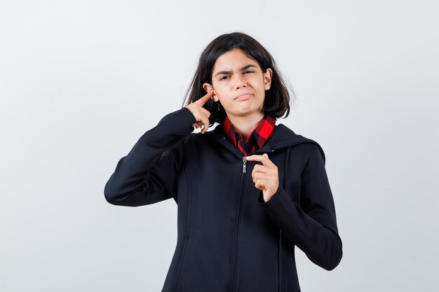 Jeune fille expressive qui pose en studio