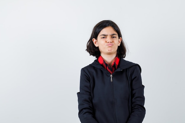 Jeune fille expressive qui pose en studio