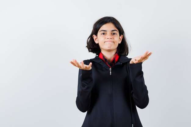 Jeune fille expressive qui pose en studio