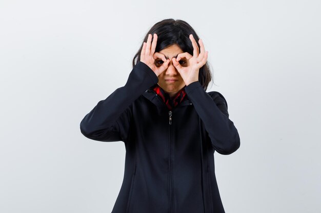 Jeune fille expressive qui pose en studio