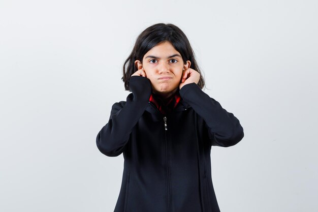 Jeune fille expressive qui pose en studio