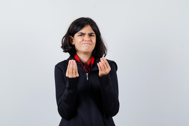 Jeune fille expressive qui pose en studio