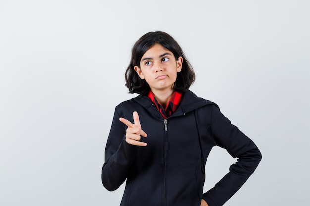 Jeune fille expressive qui pose en studio