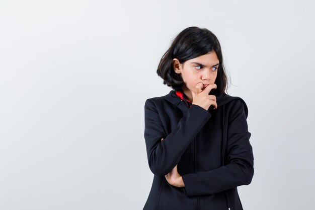 Jeune fille expressive qui pose en studio