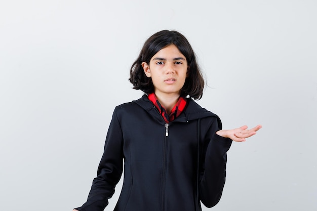 Jeune fille expressive qui pose en studio