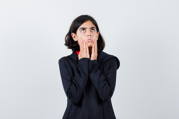 Jeune fille expressive qui pose en studio