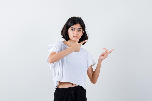 Jeune fille expressive qui pose en studio