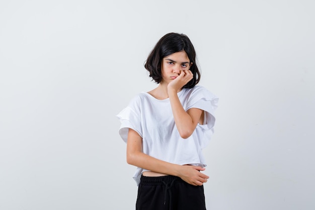 Jeune fille expressive qui pose en studio