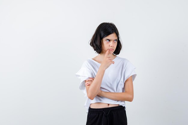 Jeune fille expressive qui pose en studio